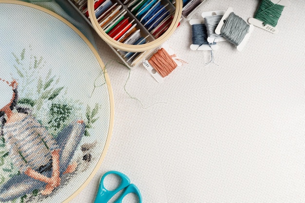 Mesa de trabajo con bastidor y hilos